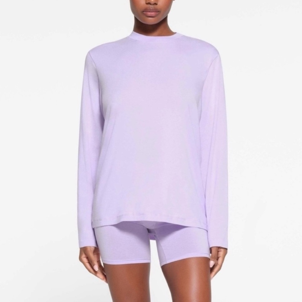 SKIMS BOYFRIEND LONG SLEEVE T-SHIRT COLOR: LILY SIZE: XXS